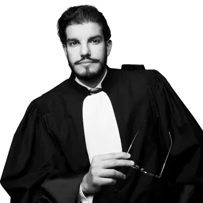 Maître Shalabi en robe d'avocat