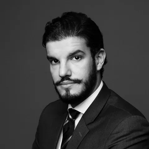 Maître Ibrahim Shalabi, avocat en droit pénal au barreau de Paris, portrait en costume